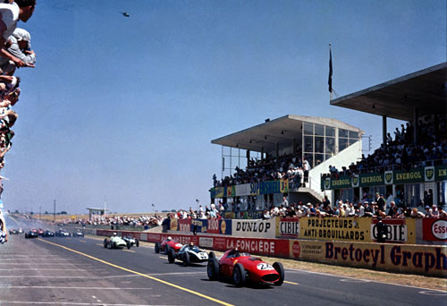 The field roars off led by the Ferrari 246/F1 of Tony Brooks