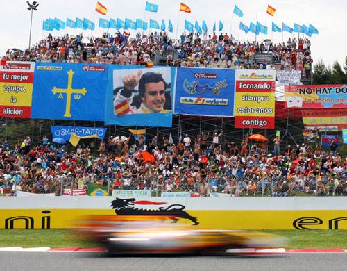 Alonso entertains his Spanish fans