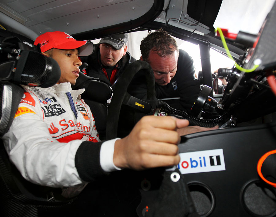 Lewis Hamilton tries out Tony Stewart's NASCAR for size