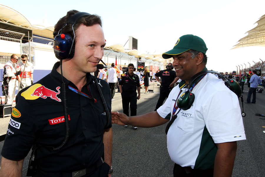 Christian Horner and Tony Fernandes chat on the grid