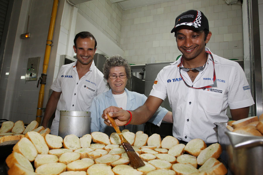 Narain Karthikeyan and Tonio Liuzzi get to work in the kitchen of a famous paella restaurant