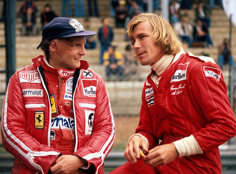 Niki Lauda and James Hunt talk on the pit wall