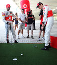 Jenson Button and Pedro de la Rosa practice some putting
