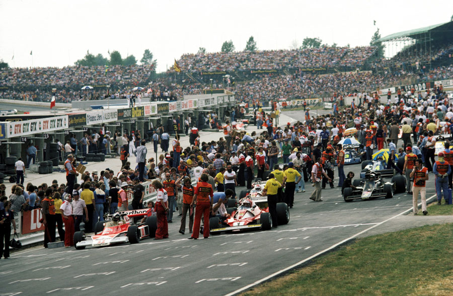 Niki Lauda and James Hunt line-up at the front of the grid