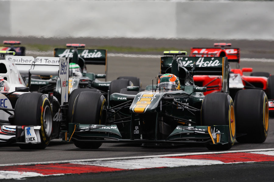 Karun Chandhok goes wheel-to-wheel  with Sergio Perez at the start of the race