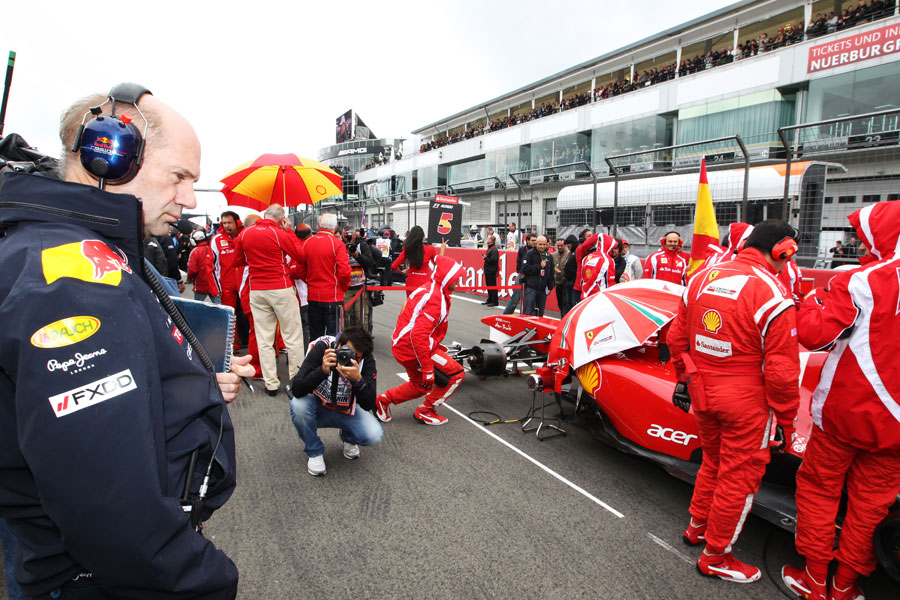 Adrian Newey inspects the back of the Ferrari on the grid