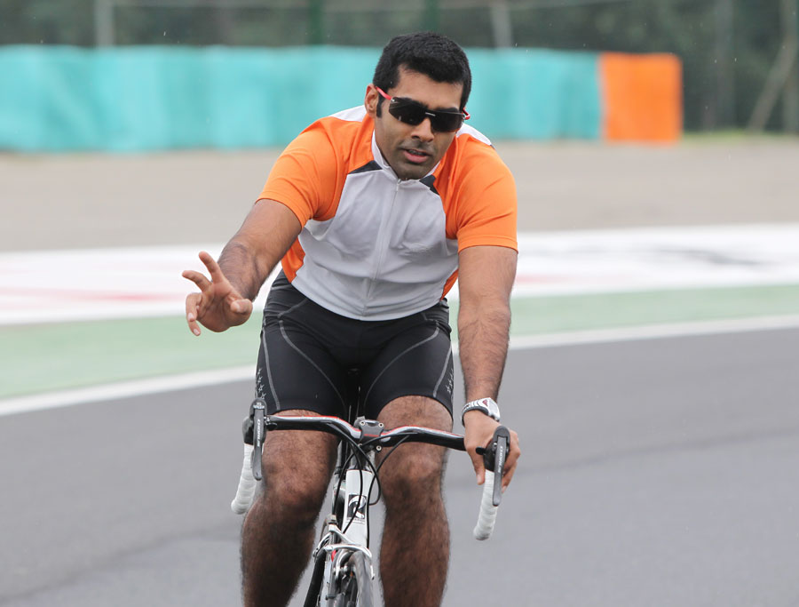 Karun Chandhok cycles the circuit