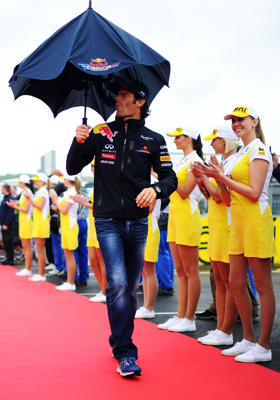 Mark Webber experiences an umbrella failure on his way to the drivers' parade