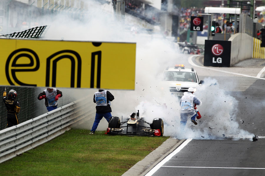 Nick Heidfeld's Renault explodes after catching fire