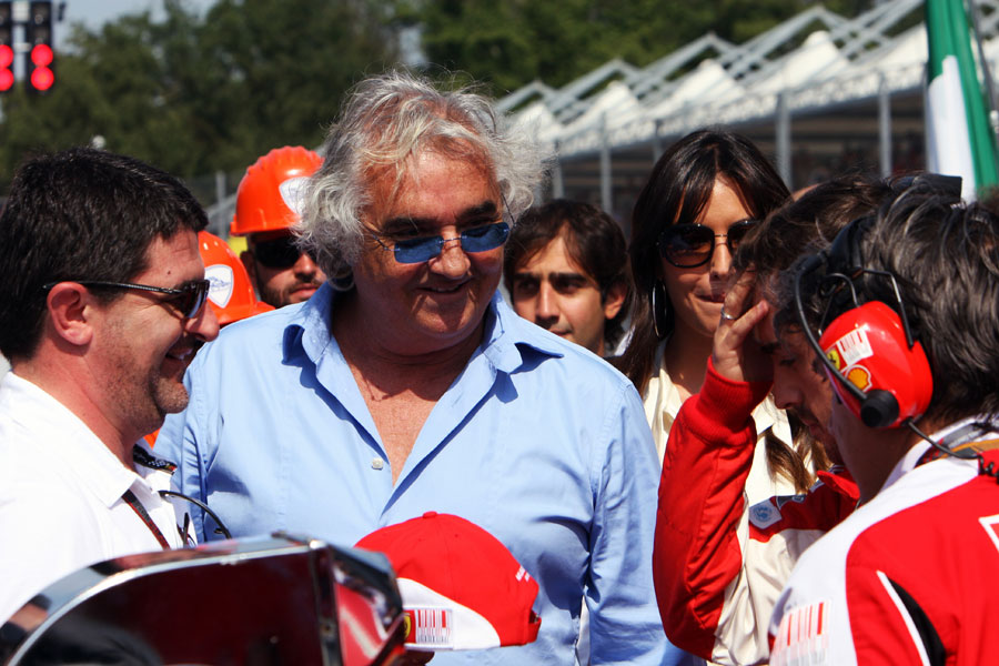 Flavio Briatore talks to Fernando Alonso on the Monza grid