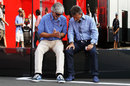 Damon Hill and Eddie Jordan deep in discussion in the paddock