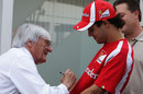Bernie Ecclestone signs Felipe Massa's shirt