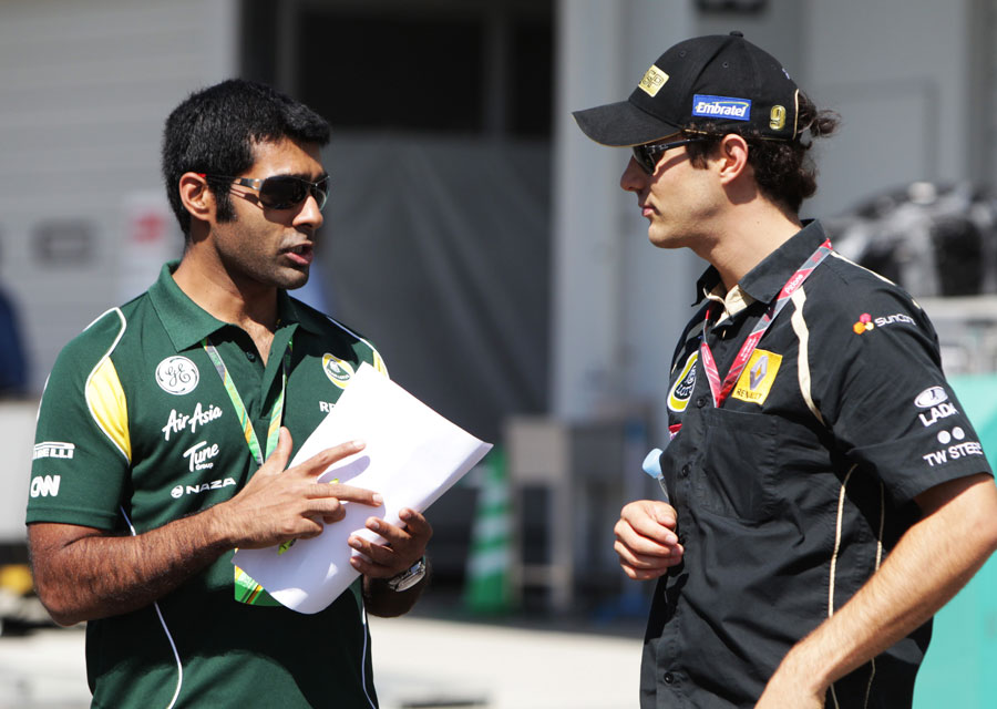 Karun Chandhok and Bruno Senna chat in the paddock