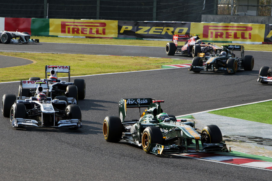 Heikki Kovalainen holds the two Williamses at bay early in the race