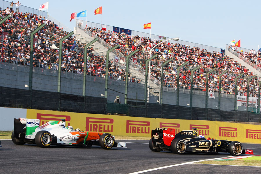 Vitaly Petrov holds off Adrian Sutil in to the chicane