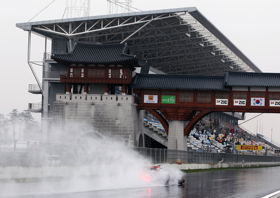Sebastien Buemi leaves a cloud of spray in his wake as he starts another lap