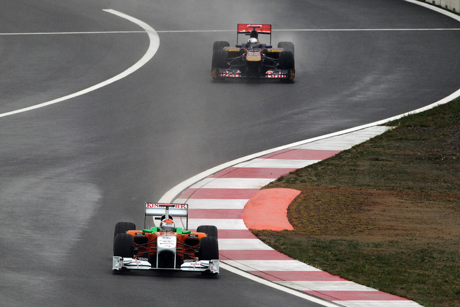 Adrian Sutil leads Sebastien Buemi through the final corner