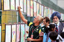 Heikki Kovalainen signs a painting at the Buddh circuit