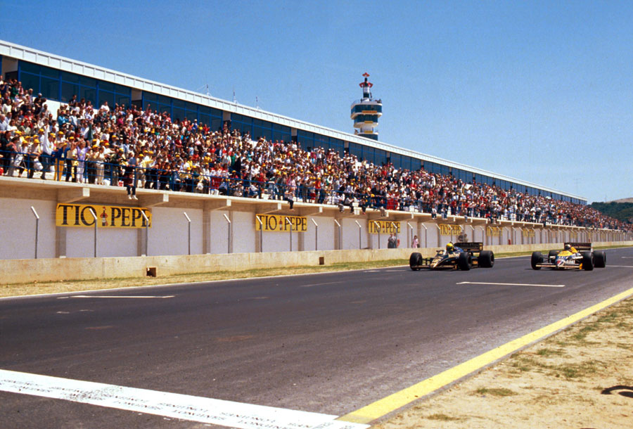 Ayrton Senna and Nigel Mansell head for the finish line side by side