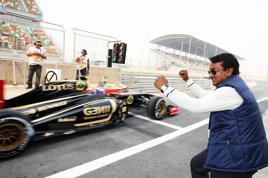 Samir Gaur, CEO of Jaypee Sports salutes Vitaly Petrov as he leaves the pit lane