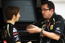 Eric Boullier talks to Romain Grosjean on the Renault pit wall