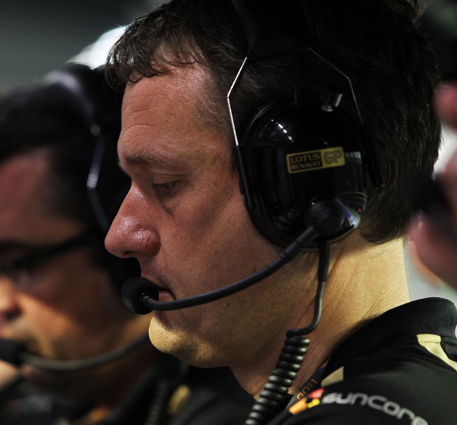 Renault sporting director Steve Nielsen on the pit wall 