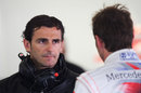 Pedro de la Rosa speaks to Jenson Button in the McLaren garage