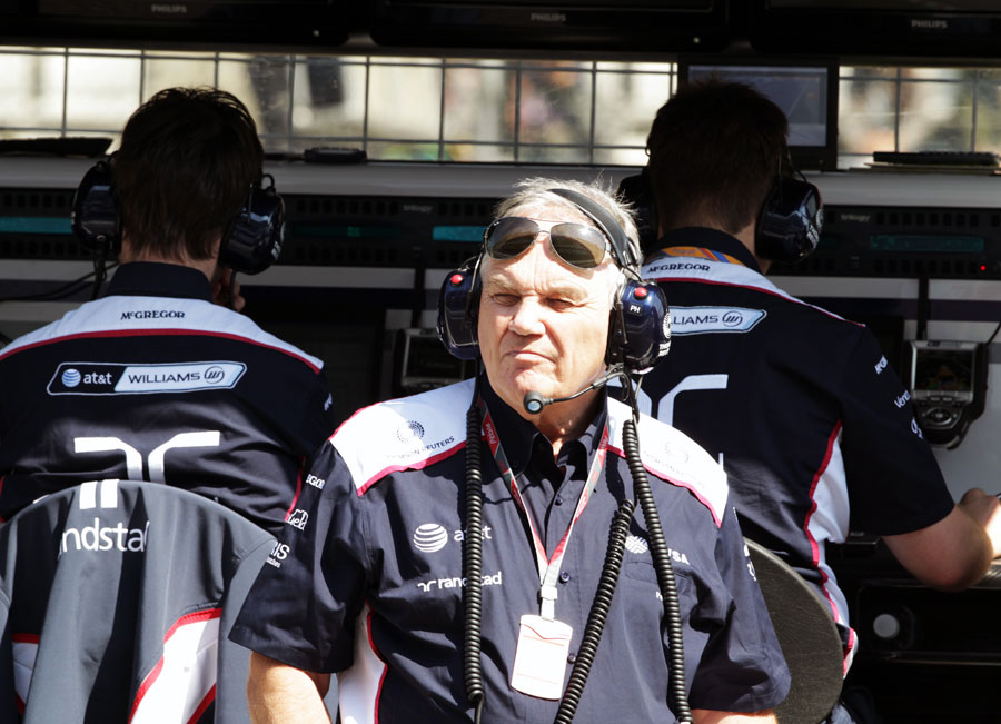 Patrick Head keeps an eye on proceedings from the Williams pit wall