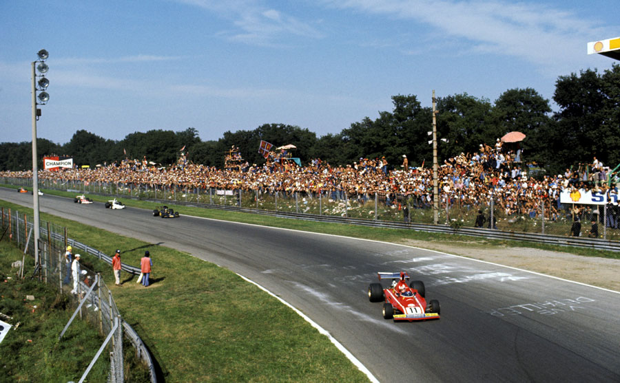 Clay Regazzoni leads Ronnie Peterson in to the Parabolica