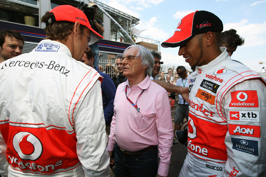 Bernie Ecclestone chats to Jenson Button and Lewis Hamilton