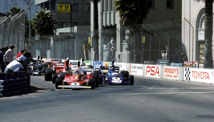 Clay Regazzoni leads Patrick Depailler in to turn one