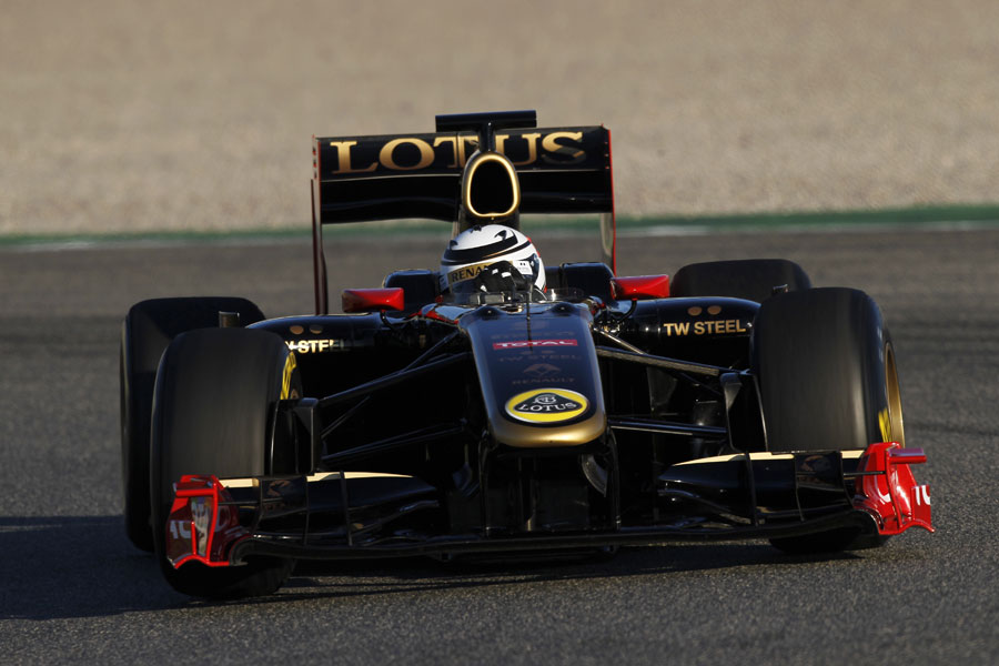 Kimi Raikkonen aims for an apex in the Renault R30