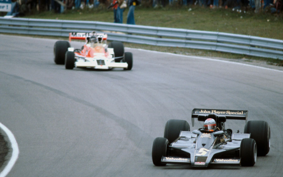 Mario Andretti leads James Hunt before Hunt crashed out of the race