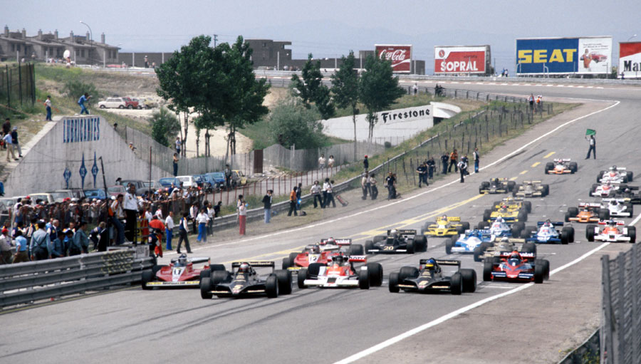 Mario Andretti leads away as the fast-starting James Hunt picks his way through the field