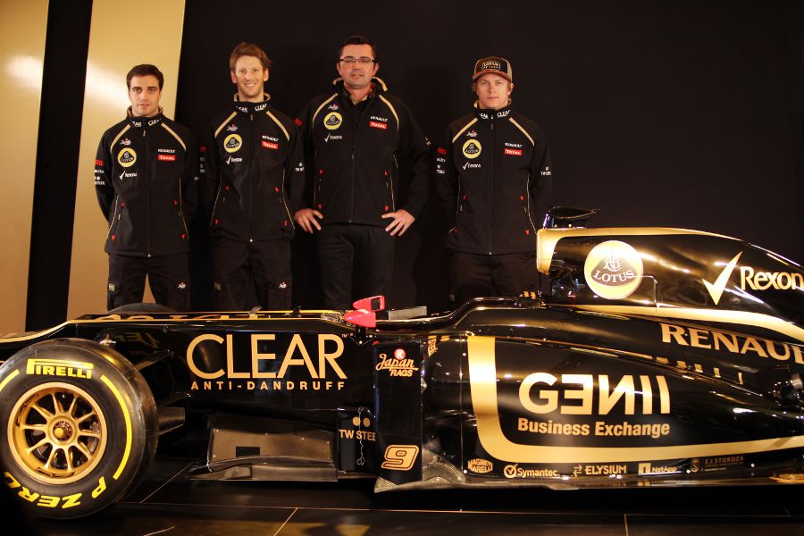 Jerome d'Ambrosio, Romain Grosjean, Eric Boullier and Kimi Raikkonen pose with the new Lotus E20