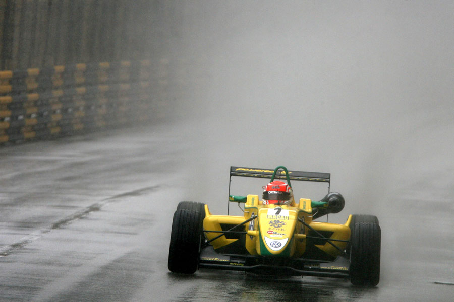 Felipe Nasr negotiates the wet conditions during qualifying