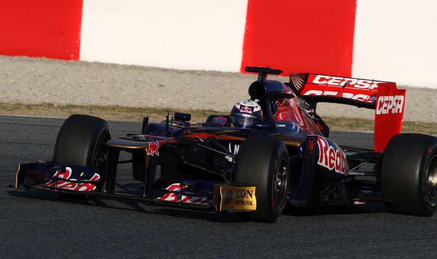 Daniel Ricciardo looks for the apex in the Toro Rosso