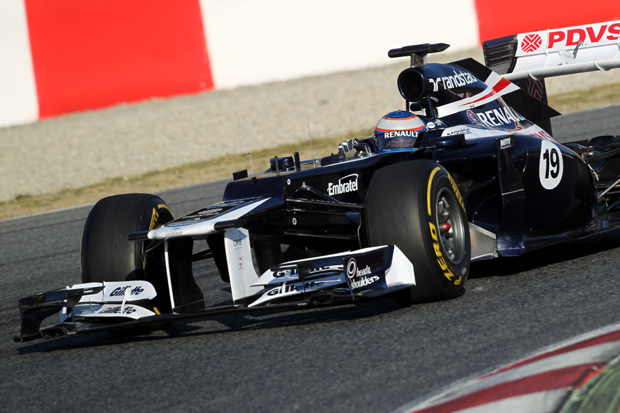 Valtteri Bottas aims for the apex in the Williams FW34