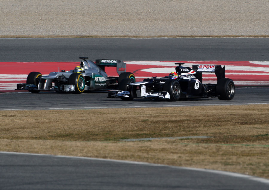 Nico Rosberg goes round the outside of Pastor Maldonado