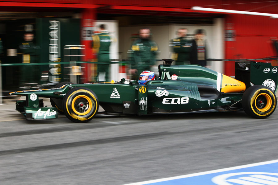 Vitaly Petrov returns to the pits