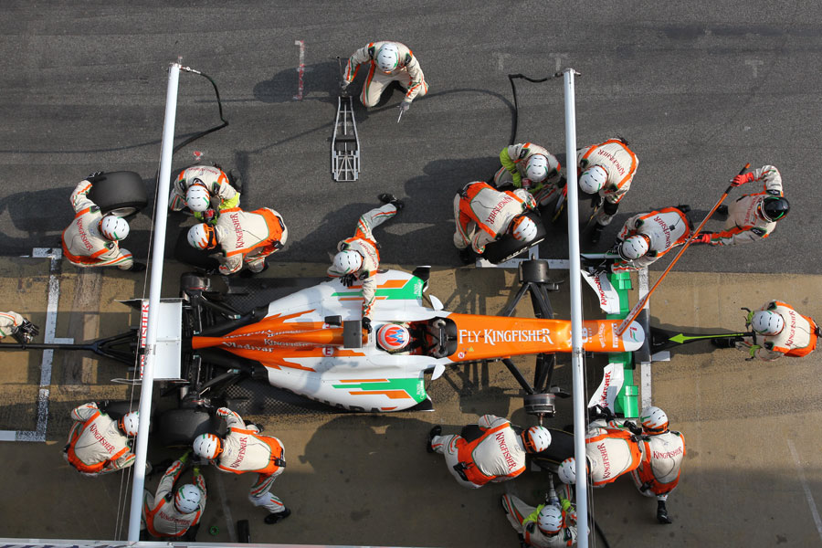Force India mechanics mid pit stop