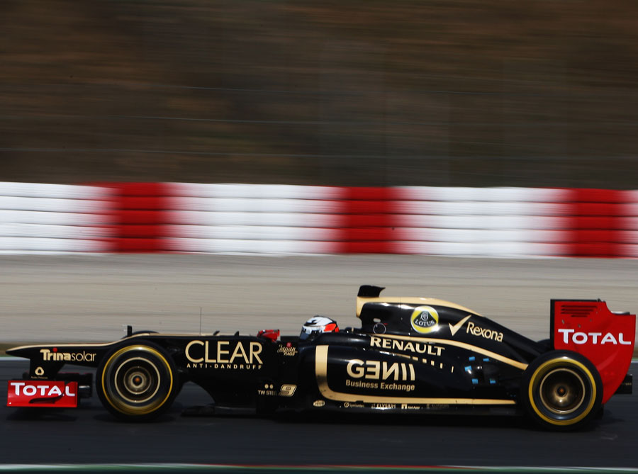 Kimi Raikkonen on track in the Lotus E20