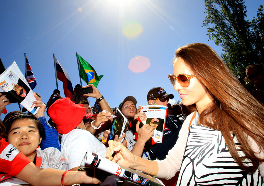 Jenson Button's girlfriend Jessica Michibata meets the fans