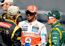 Lewis Hamilton chats with Kimi Raikkonen and Heikki Kovalainen