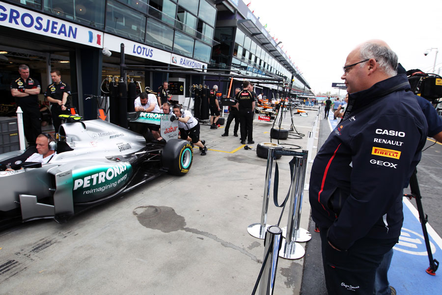Contabilidad Aumentar Subtropical Red Bull's Rob Marshall observes the Mercedes W03 during pit stop drills |  Formula 1 photos | ESPN.co.uk