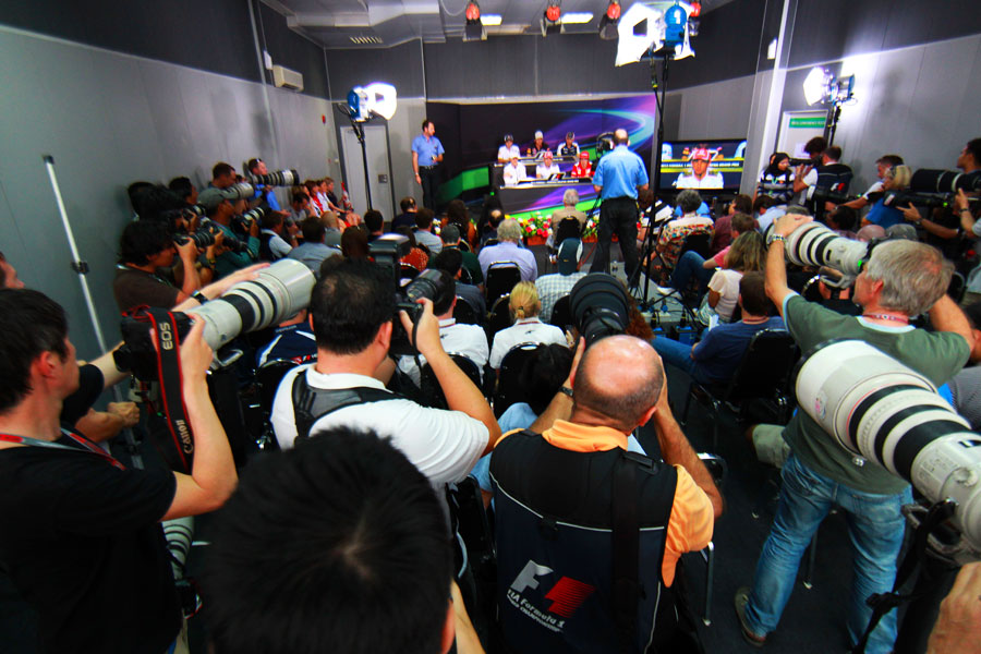 Photographers and media pack in to the Thursday press conference