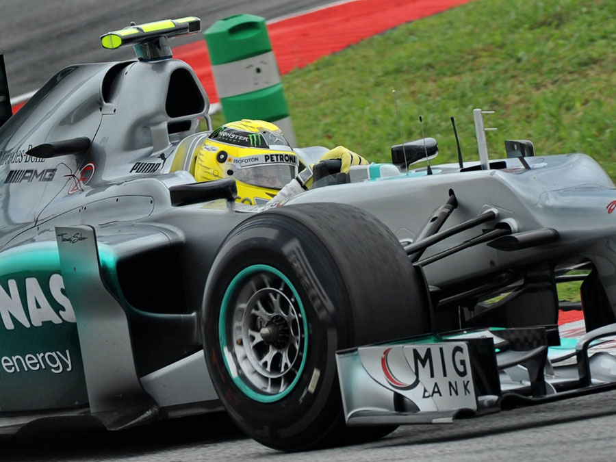 Nico Rosberg aims for the apex