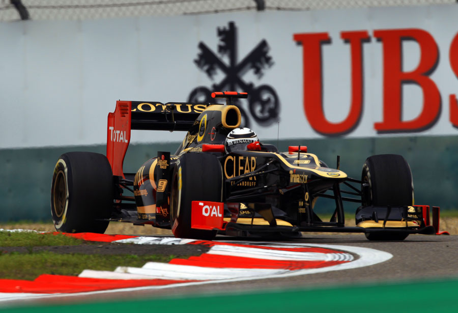 Kimi Raikkonen attacks the apex in his Lotus