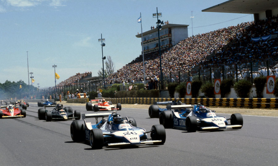 Jacques Laffite leads away his team-mate Patrick Depailler and the rest of the field