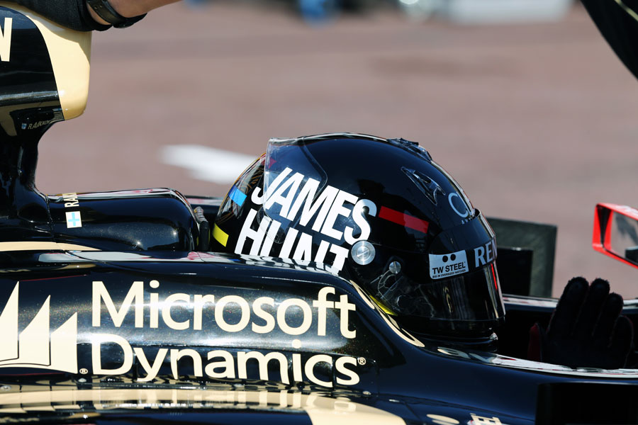 Kimi Raikkonen sporting a James Hunt design on his helmet